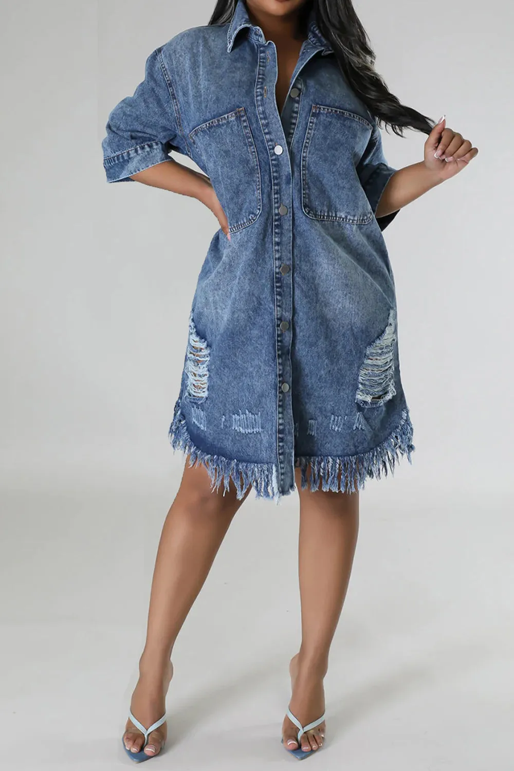 Sunset Vacation Denim-Kleid im Distressed-Look mit ungesäumtem Saum und Knöpfen