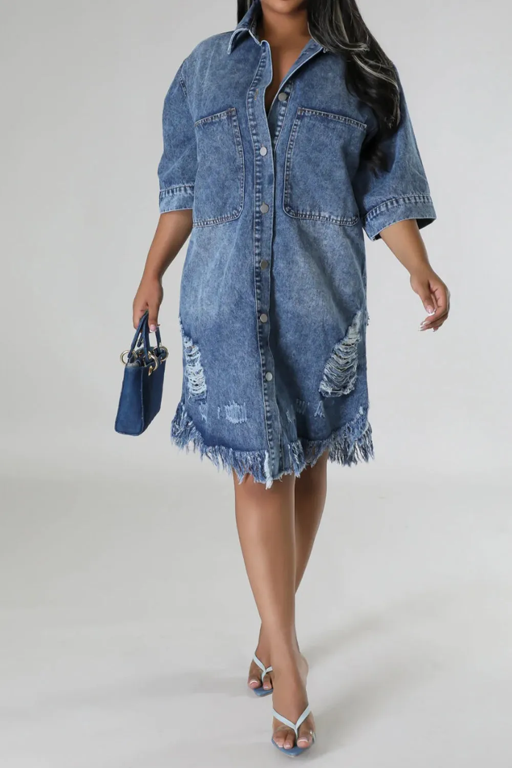 Sunset Vacation Denim-Kleid im Distressed-Look mit ungesäumtem Saum und Knöpfen