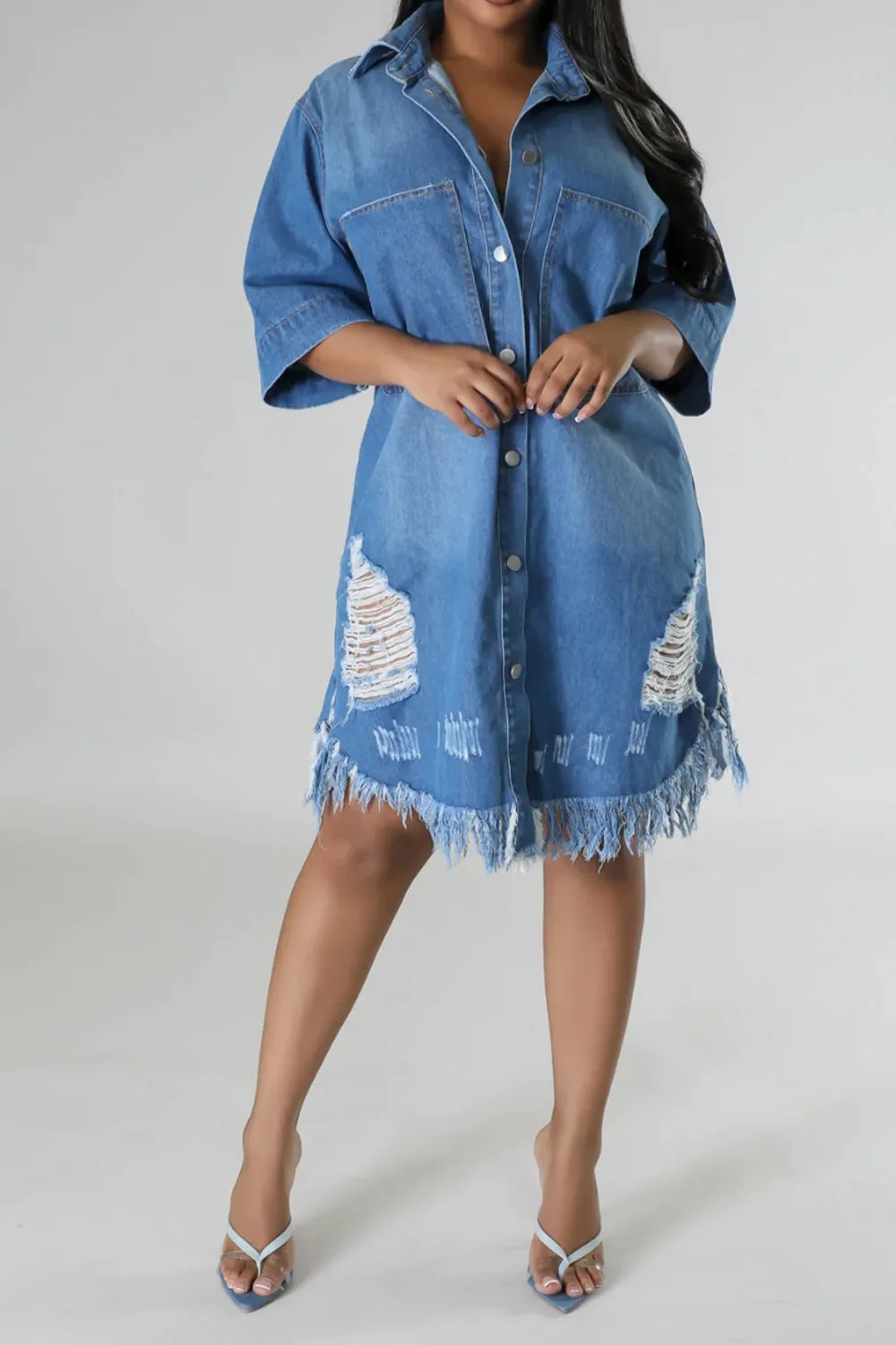 Sunset Vacation Denim-Kleid im Distressed-Look mit ungesäumtem Saum und Knöpfen