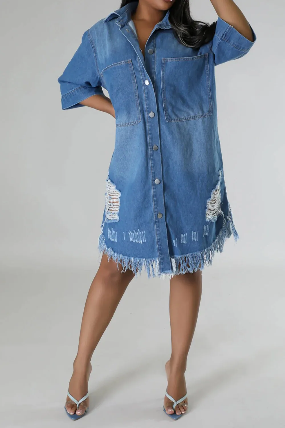 Sunset Vacation Denim-Kleid im Distressed-Look mit ungesäumtem Saum und Knöpfen