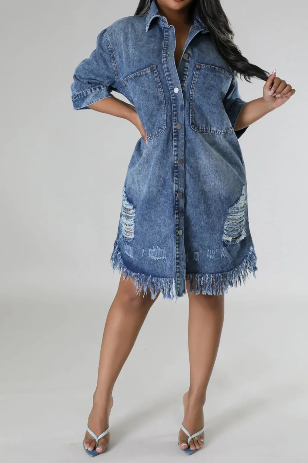 Sunset Vacation Denim-Kleid im Distressed-Look mit ungesäumtem Saum und Knöpfen